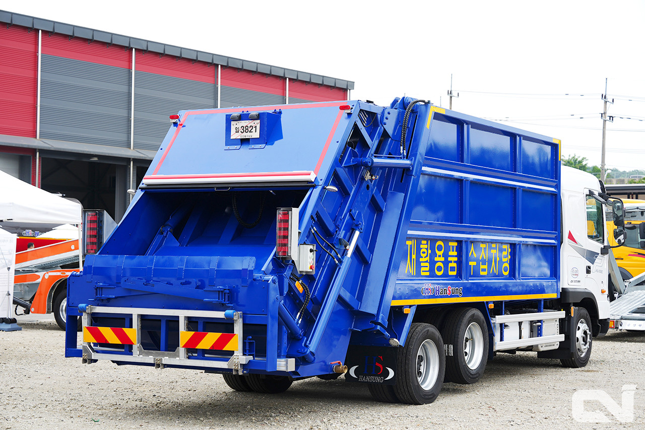 강한 압축력으로 적재물 운송을 용이하게 설계한 한성특장의 '압축진개차'