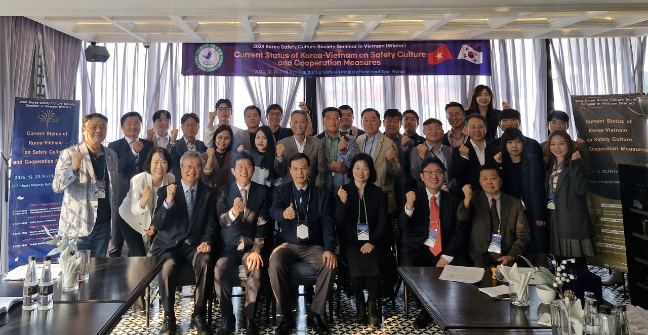 2024년 12월 20일 베트남 하노이에서 열린 2024년 한국-베트남 안전문화 국제학술세미나에서 세미나 참석자들이 단체로 기념촬영을 하고 있다. (사진 : TS)