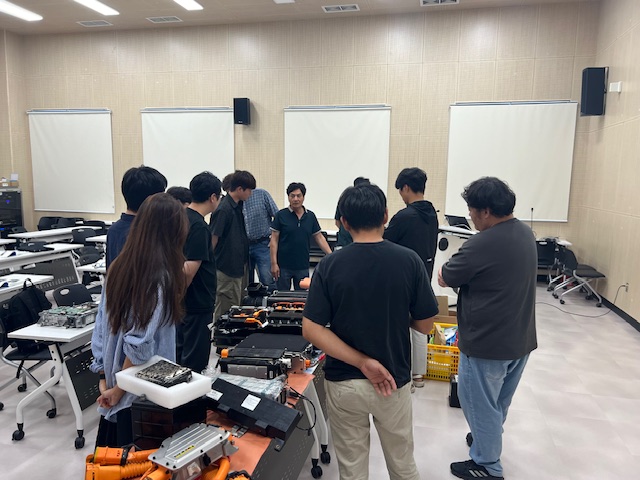 한국교통안전공단이 운영하는 첨단특장차 미래차전환 인력양성 교육에서 교육생들이 전기차 실습교육을 받고 있다. (사진 : TS)