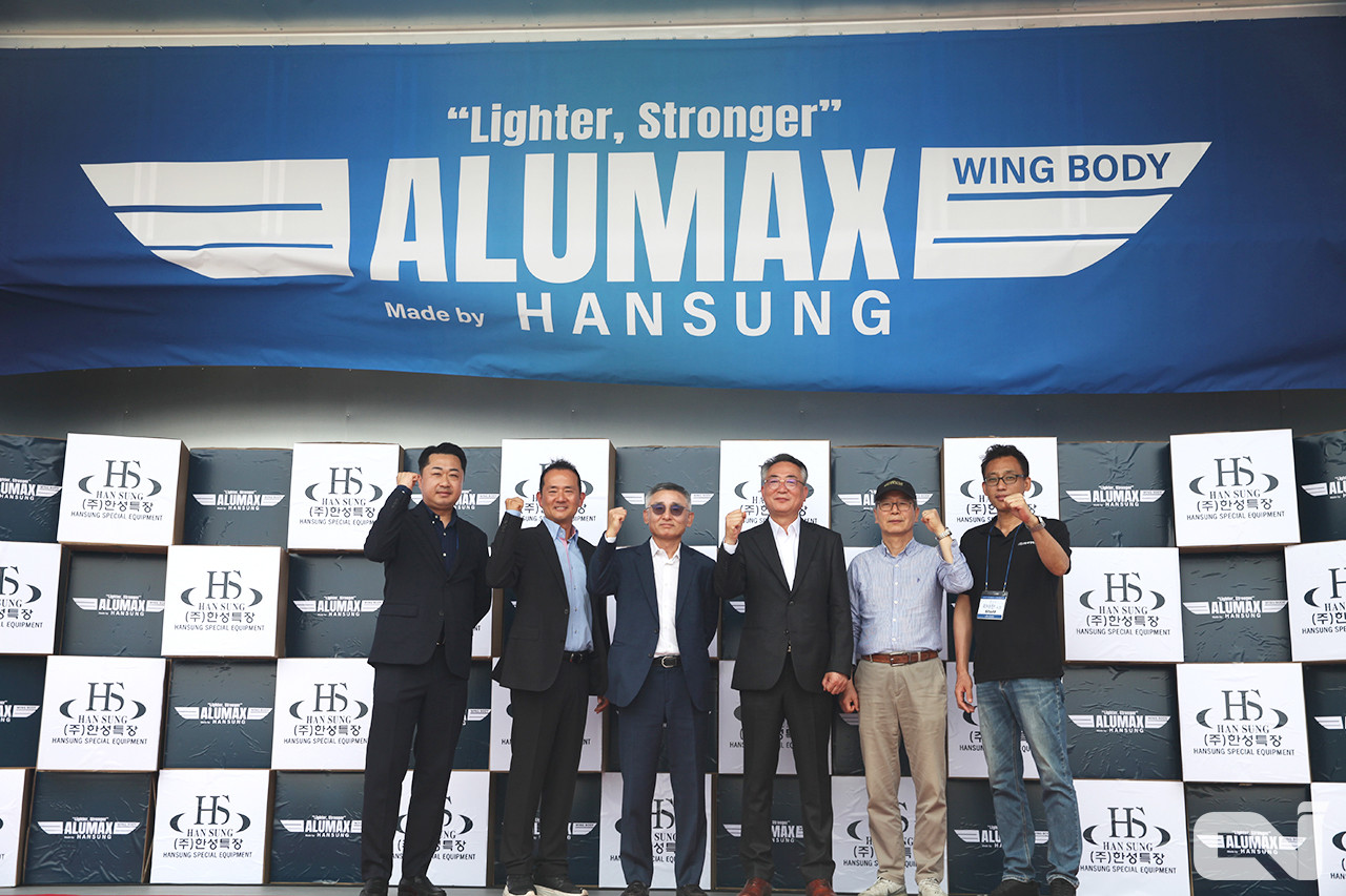 이상우 대표이사 등 한성특장의 주요 임원ㆍ개발진들이 알루맥스 윙바디 차량에서 파이팅을 외치고 있다.