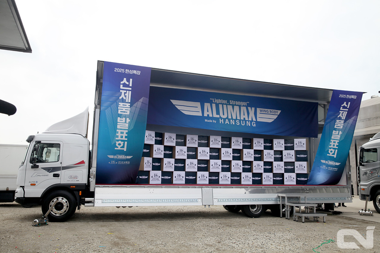 한성특장의 신기술 알루맥스(ALUMAX)가 적용된 윙바디 차량의 모습.