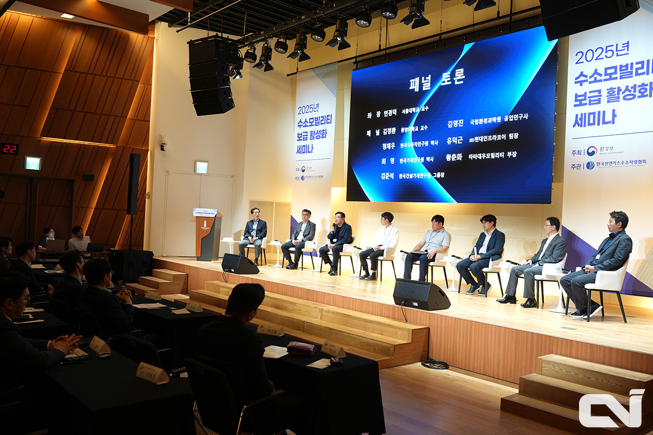 패널로 참여한 업계 전문가들이 토론을 진행하고 있는 모습이다.