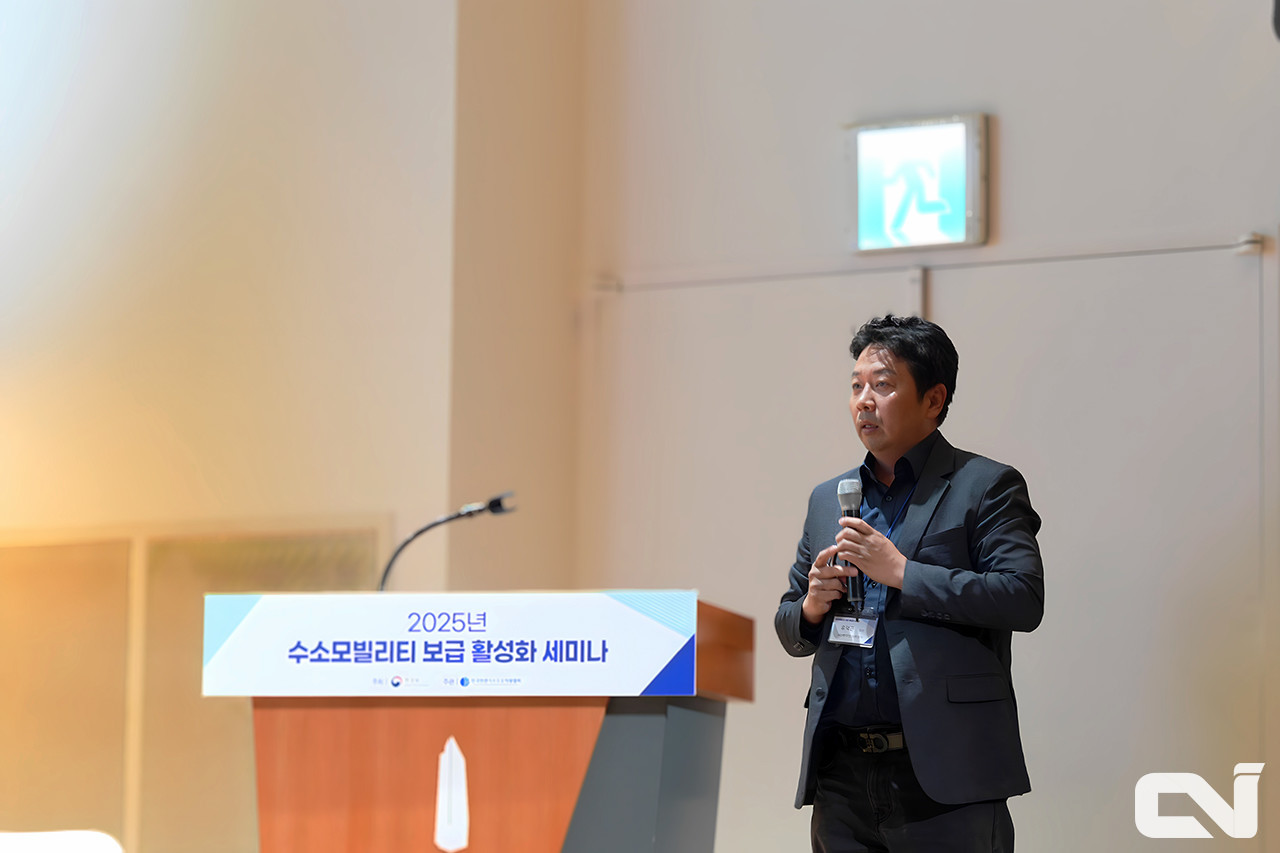 유덕근 HD현대인프라코어 팀장은 대형트럭이 수송 부문에서 온실가스 배출의 약 80%를 차지하고 있으며, 그 중 절반 이상은 12톤급 이상이라고 설명했다.