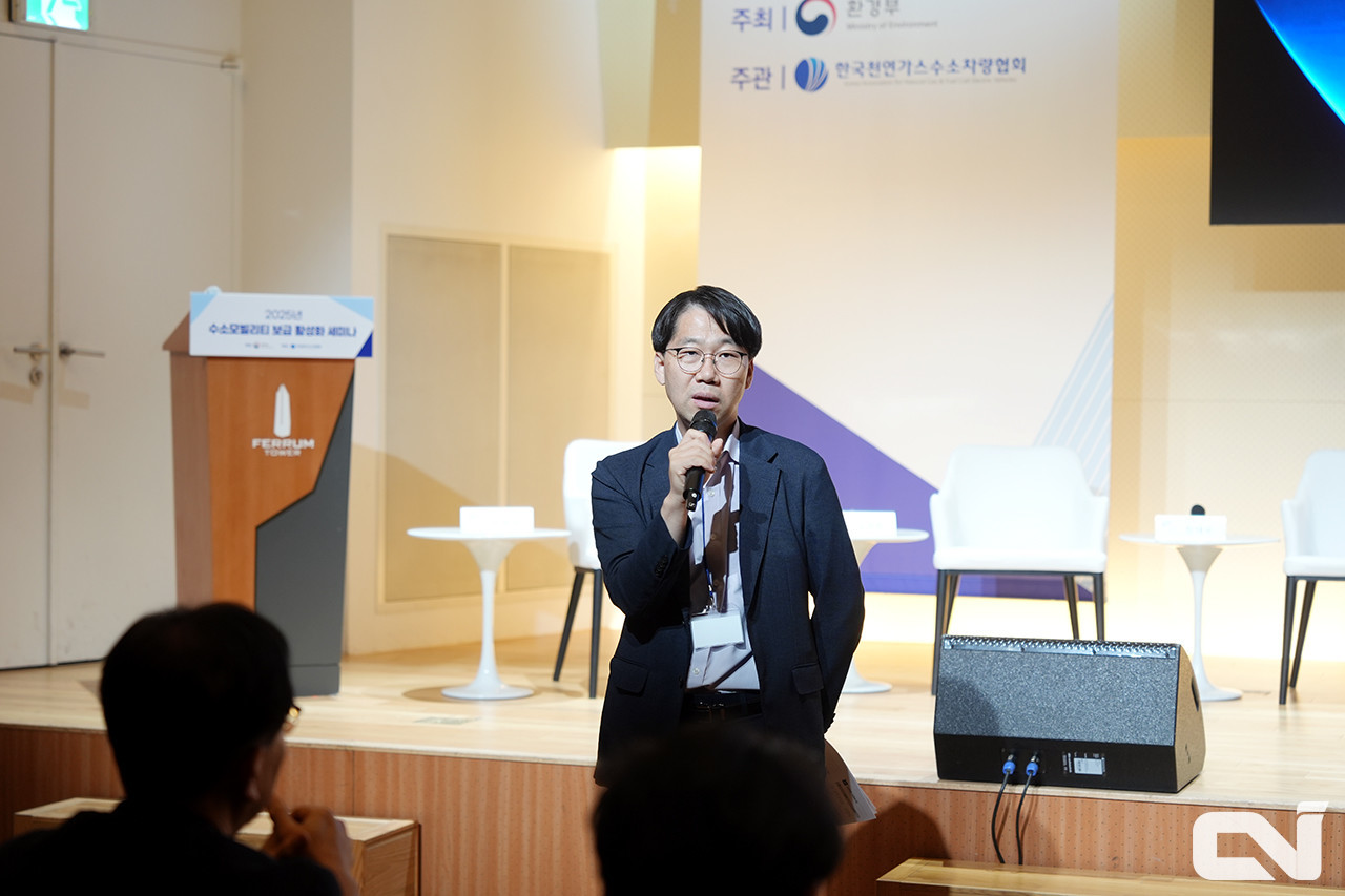 류필무 환경부 대기환경미래전략과장은 빠른 수소버스 보급의 확대에 비해 수소 화물차는 수요 부족으로 보급 예산이 축소되었다는 상황을 지적했다.