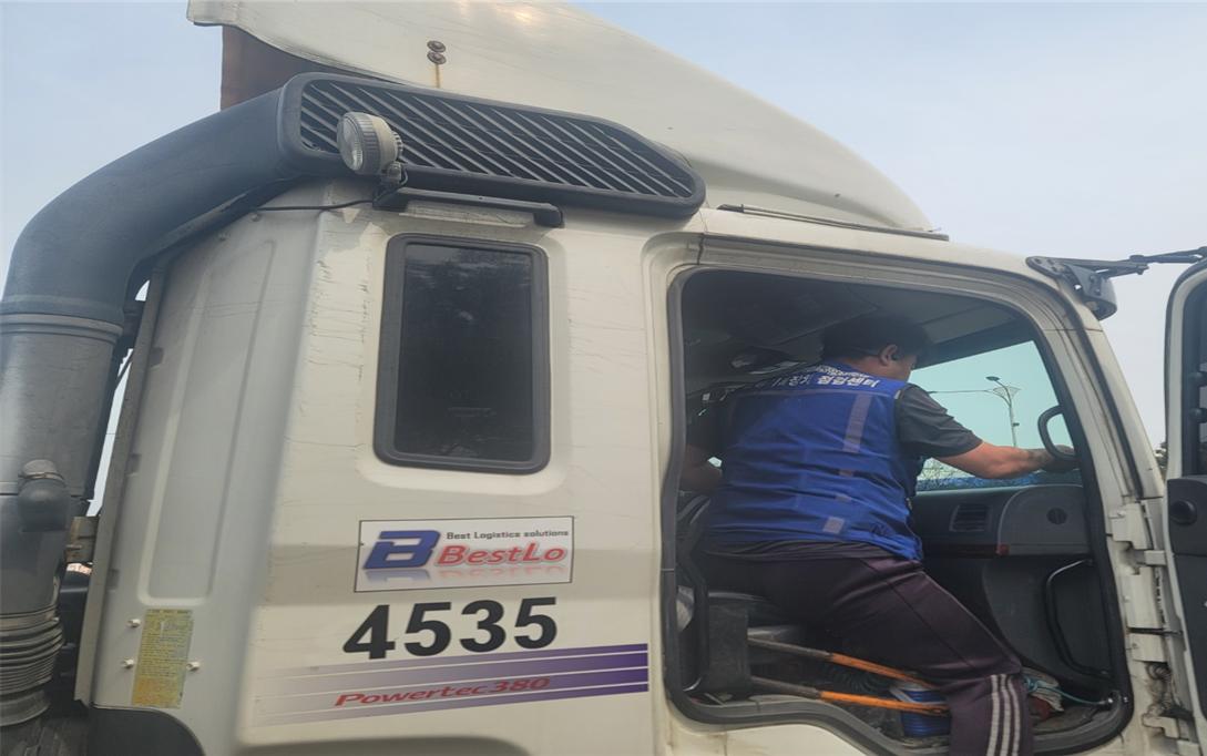 무상점검센터에서 화물차 운전자가 운행기록장치(DTG)의 무상점검을 받고 있다.