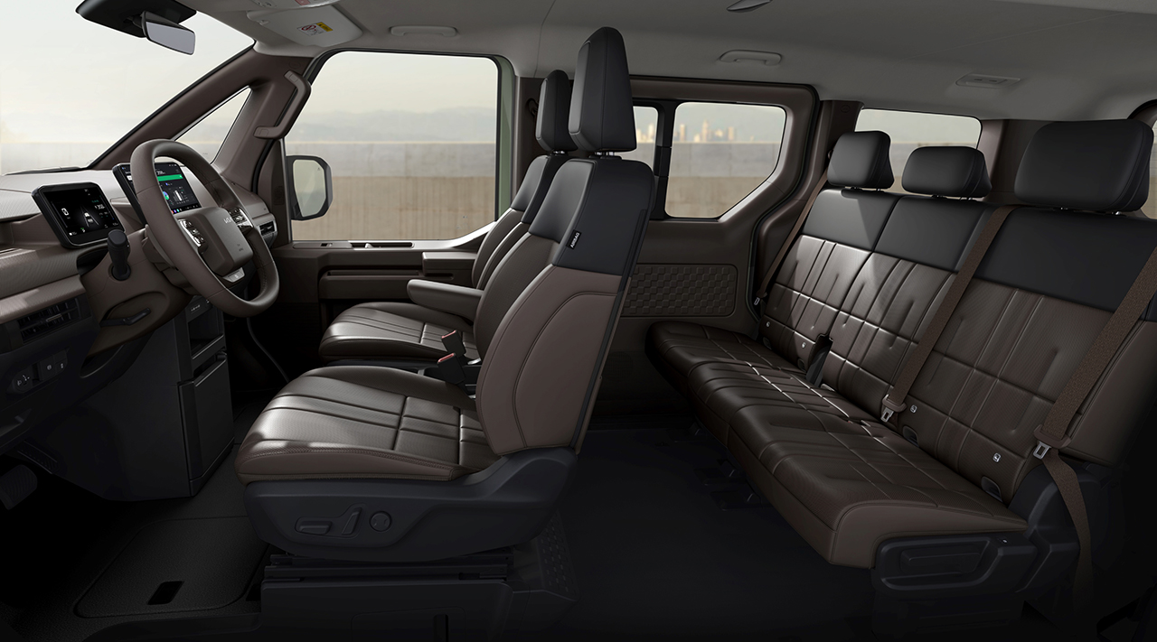 다양한 수납 공간 및 2열 승객을 위해 승하차 편의성을 개선한 'PV5 패선저'의 실내 공간 