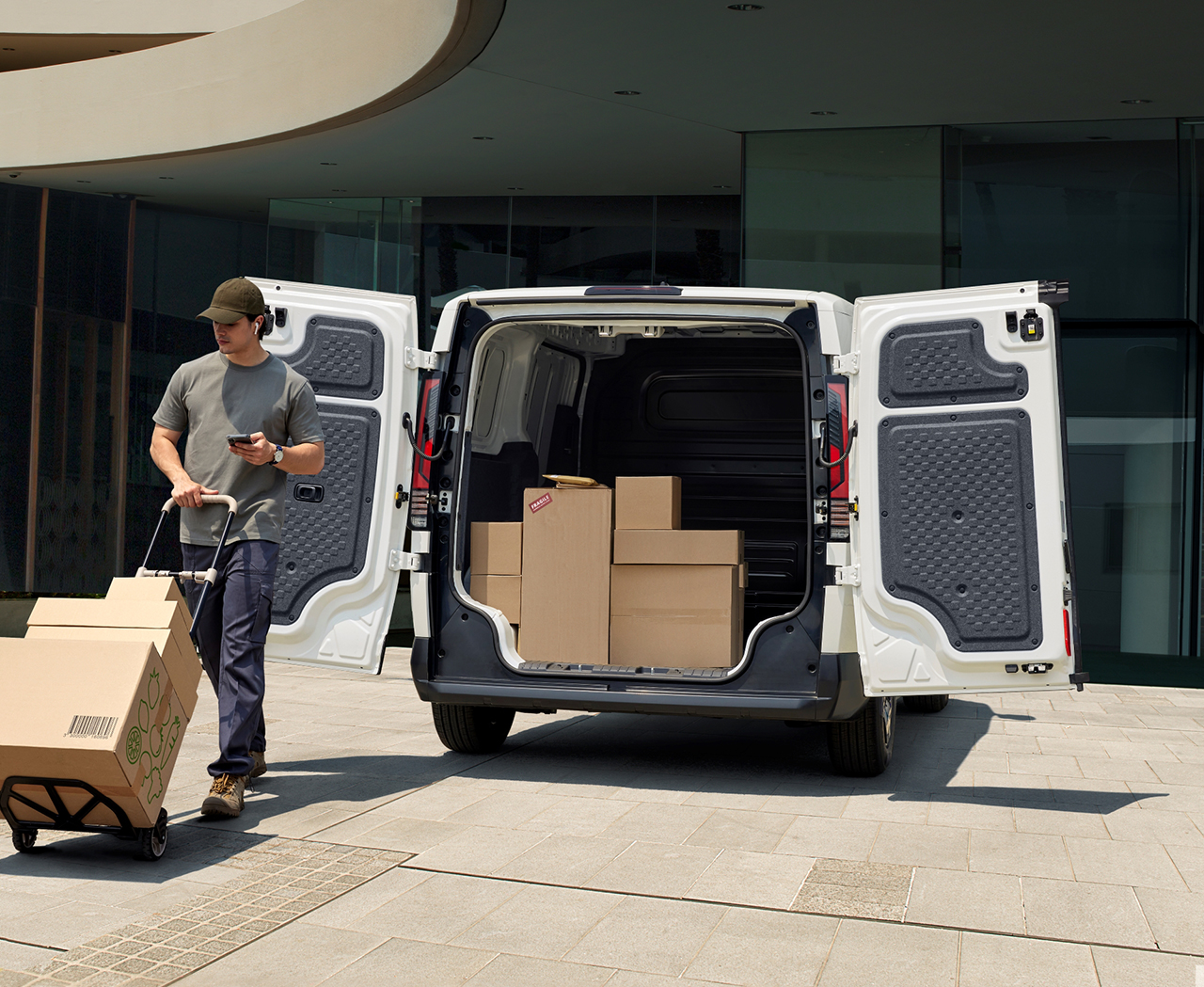 'PV5 카고' 롱 모델은 최대 4,420L의 화물과 표준 파렛트를 적재할 수 있다. 