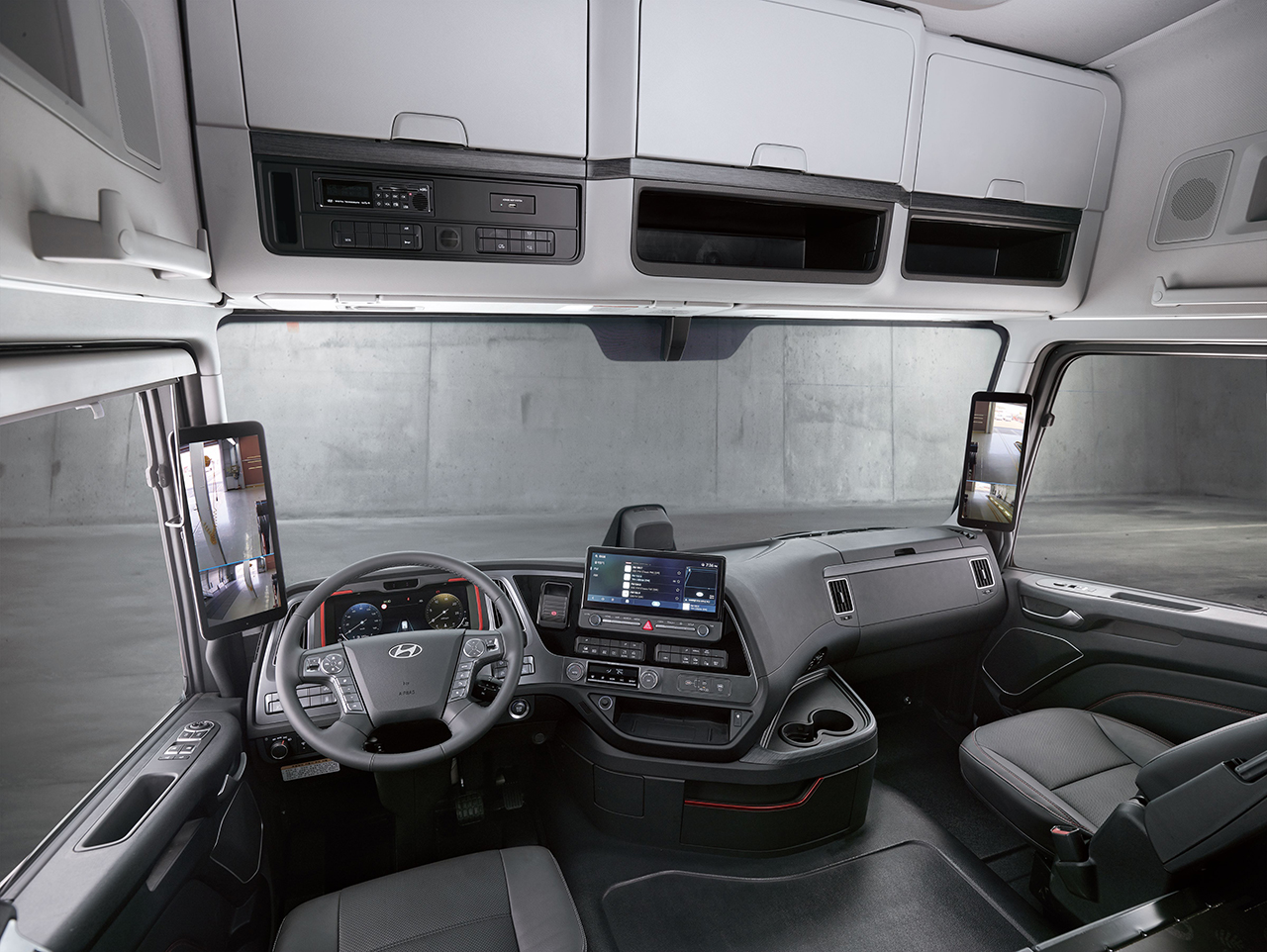 디지털 사이드 미러 및 차세대 인포테인먼트 시스템 'ccNC'가 적용된 더 뉴 엑시언트의 인테리어 