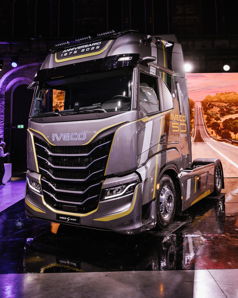 이베코가 창립 50주년을 기념해 250대 한정 생산되는 이베코 S-WAY 리미티드 에디션 '애니버사리오(Anniversario)' 모델을 선보였다.