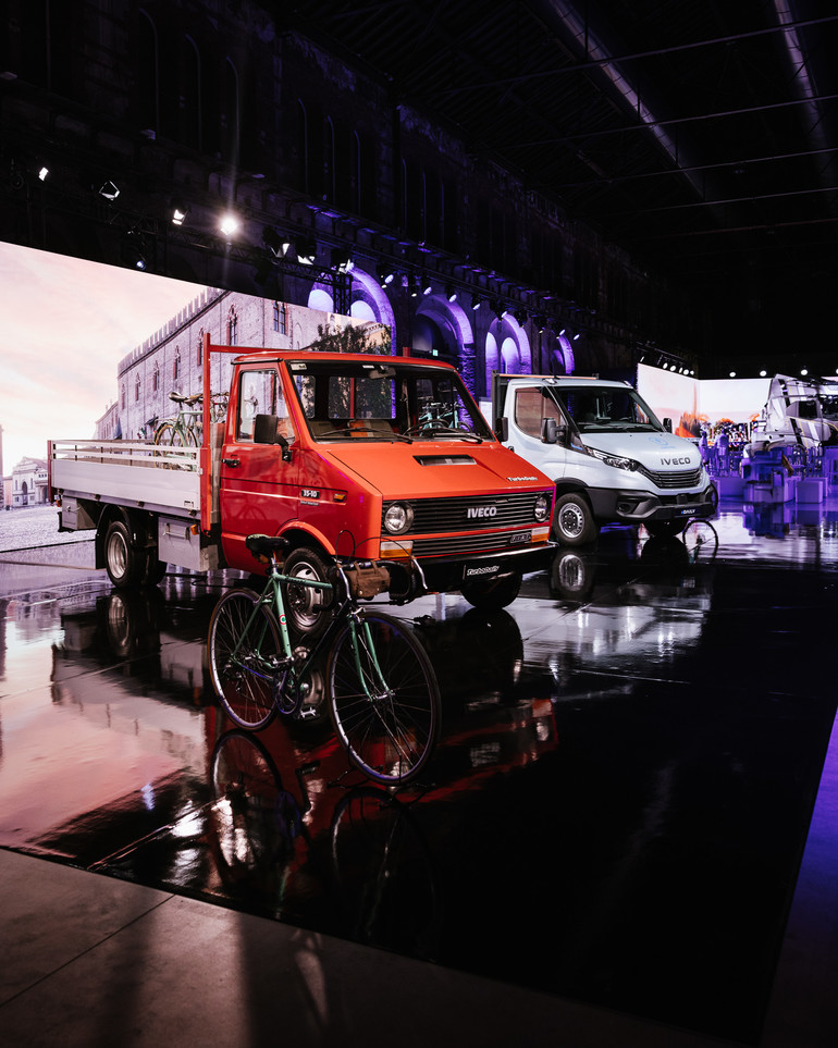 초창기 '데일리' 모델과 현재의 'e데일리' 가 함께 전시돼 있다.