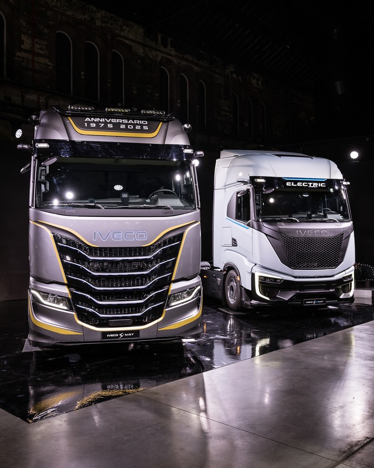 이베코가 창립 50주년을 기념해 250대 한정 생산되는 이베코 S-WAY 리미티드 에디션 '애니버사리오(Anniversario)' 모델을 선보였다. 옆은 이베코 S-eWAY 아틱(Artic) 모델