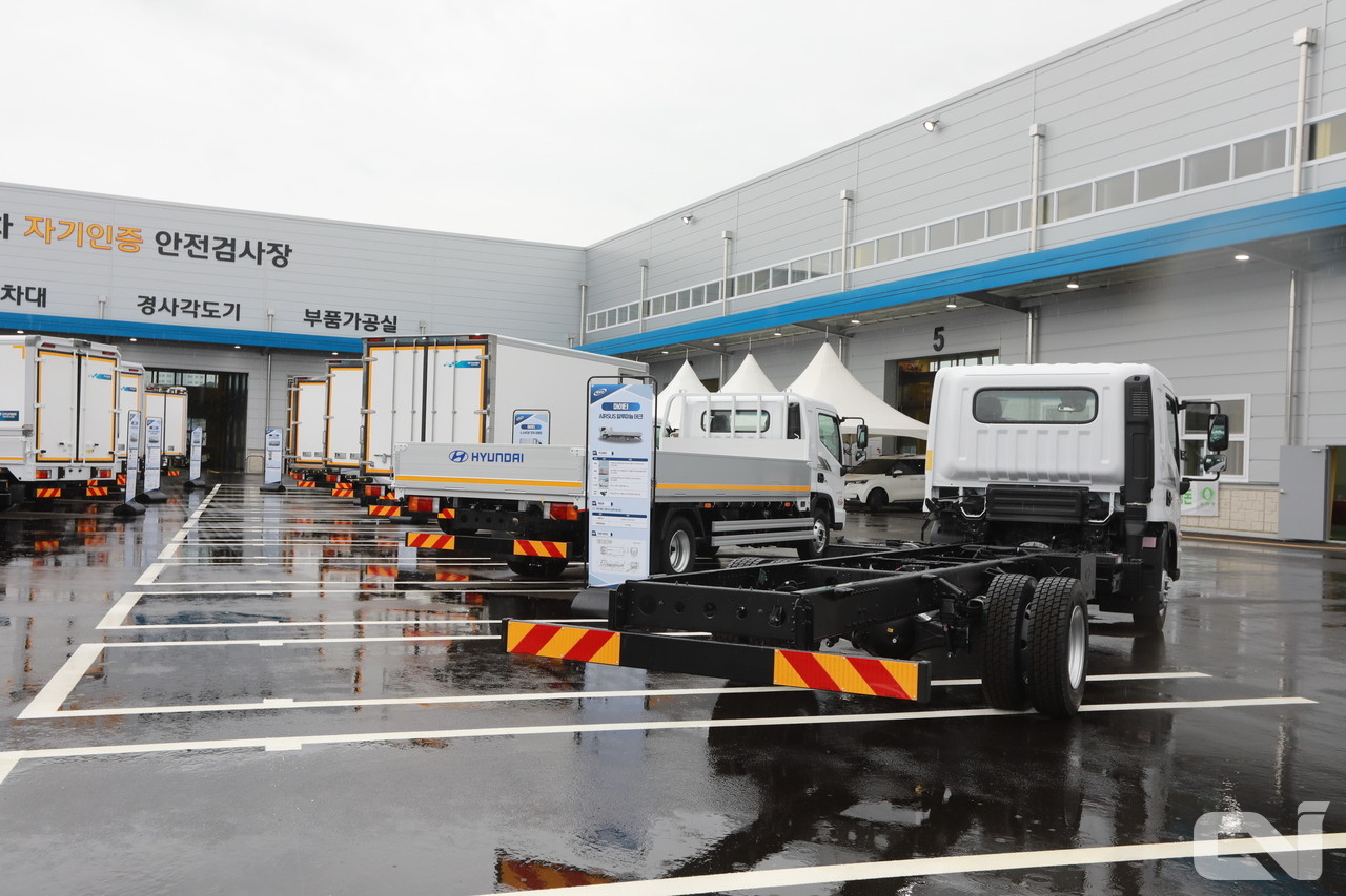 ㈜골드밴의 냉동탑차 라인업과 에어서스(AIRSUS) 알루미늄 카고의 모습.  