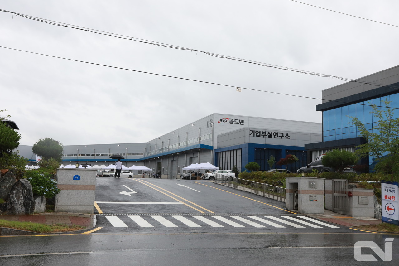 정문에서 바라본 ㈜골드밴 '스마트 전주공장'