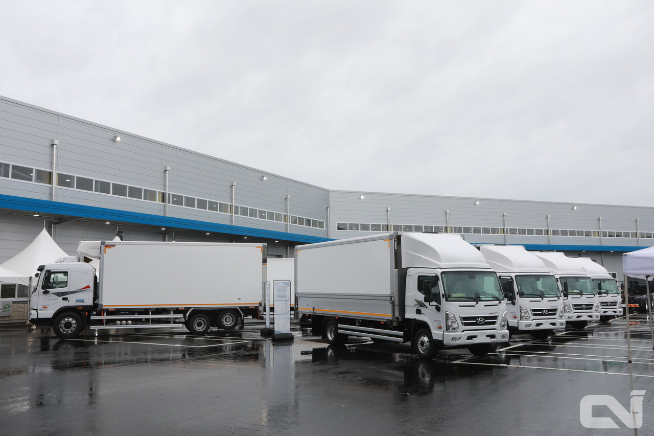 골드밴이 주력으로 생산하는 마이티, 파비스 탑차 라인업이 전시되고 있는 모습. 