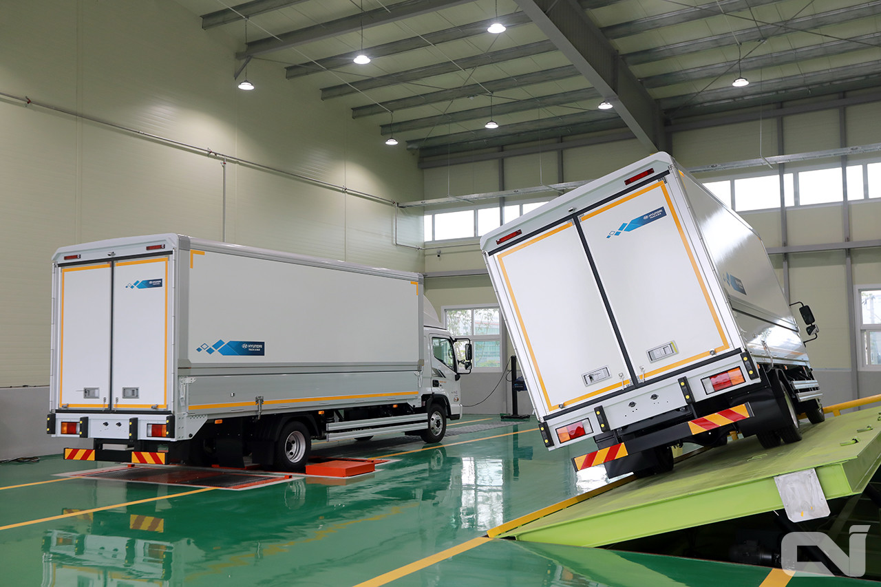 골드밴 스마트 전주 공장에 설치된 '자동차 자기인증 안전검사장'에서 차량 검사를 진행하고 있는 모습. 