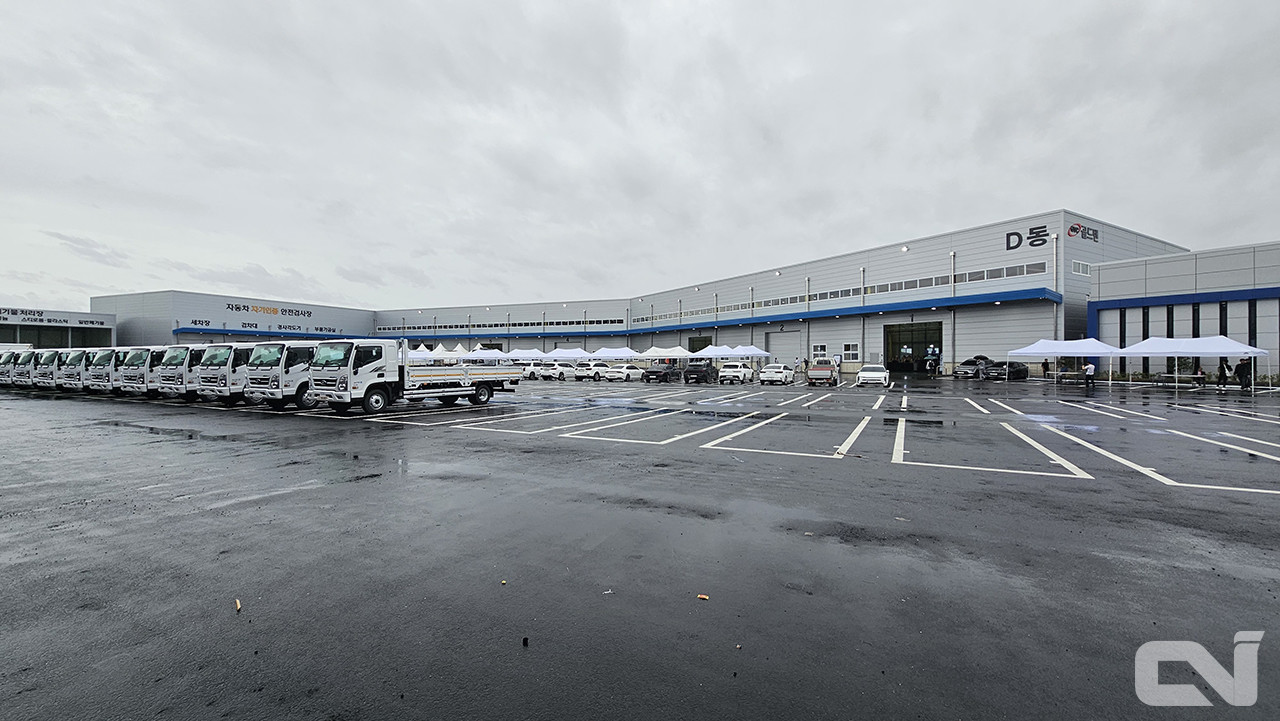 골드밴 스마트 전주 공장과 주력 판매 차량들이 나열된 모습. 