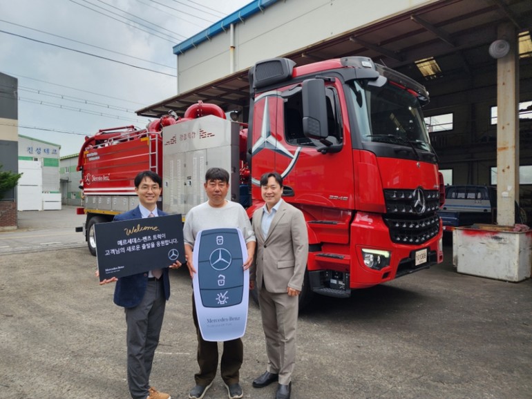23일 다임러트럭코리아(대표이사 안토니오 란다조)가 준설 작업에 특화된 기술 특장을 마친 메르세데스-벤츠트럭 '아록스(Arocs) 3346' 준설차가 출하되어 현장에 투입됐다고 밝혔다.