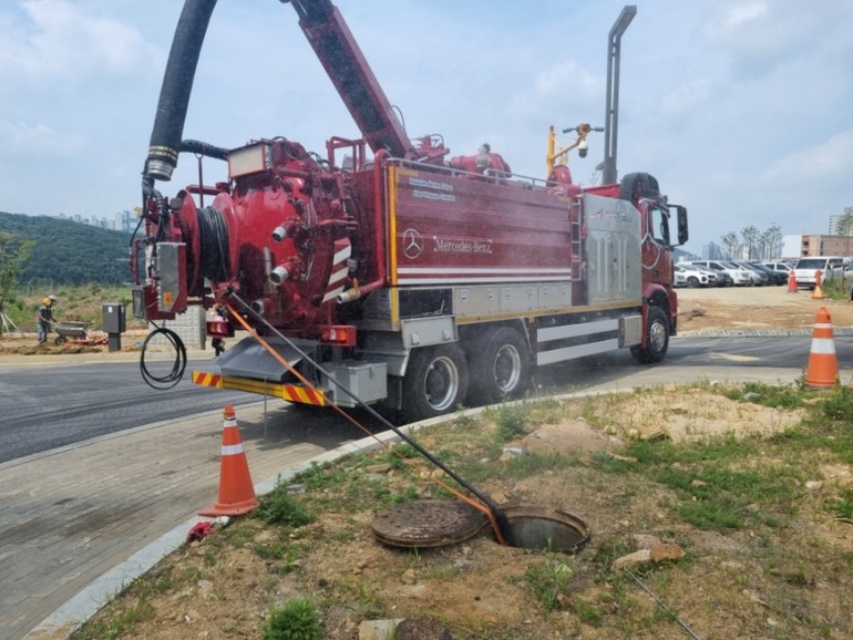 현장에서 작업 중인 '아록스(Arocs) 3346' 준설차의 모습.