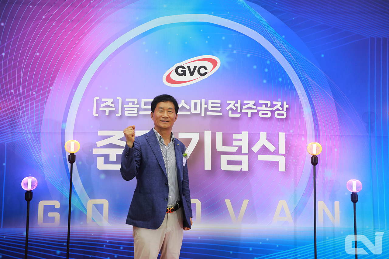 김수덕 ㈜골드밴 대표이사가 준공 기념식에서 포즈를 취하고 있다. 