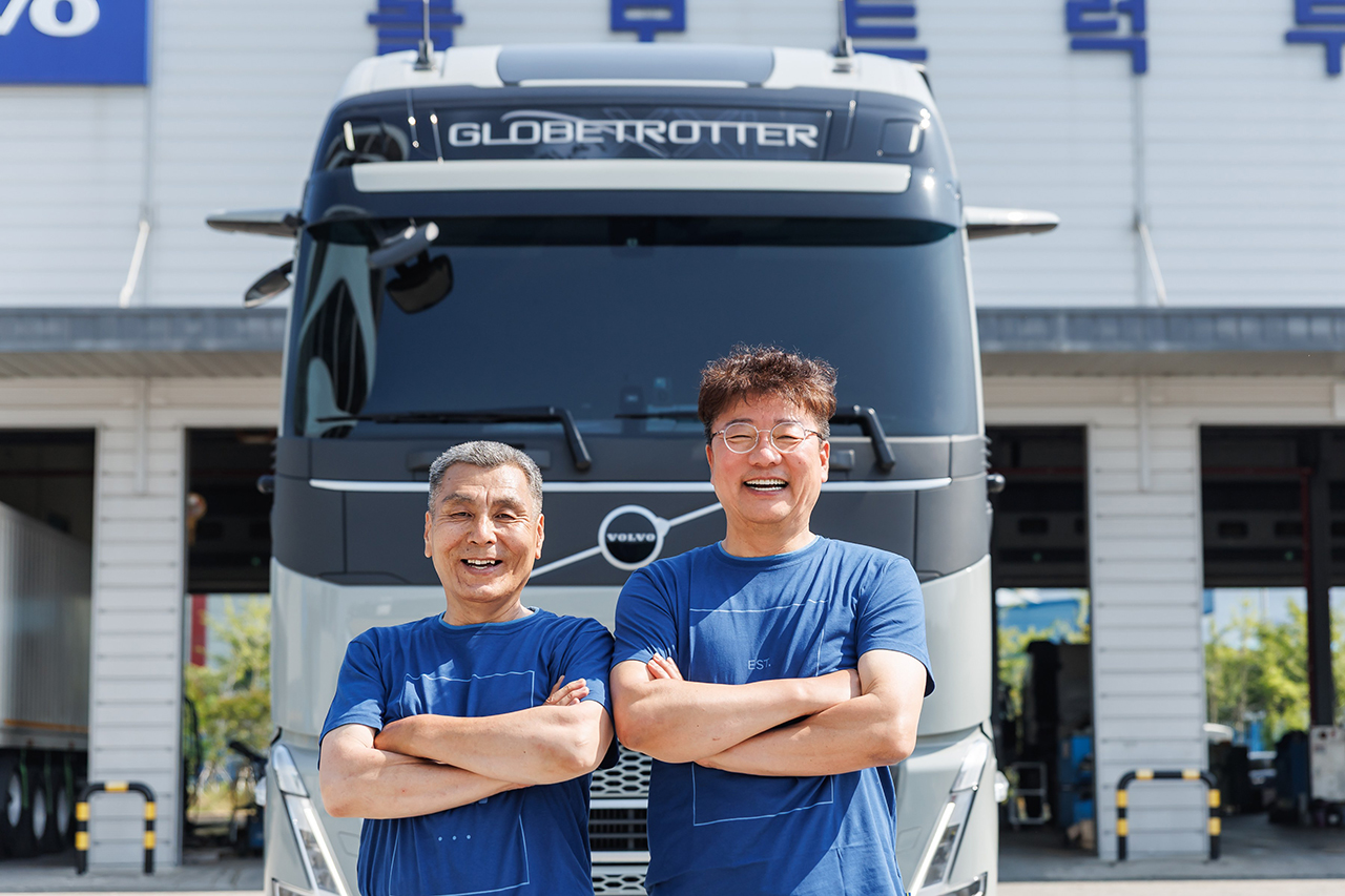 볼보트럭코리아 부산신항 지점에서 김정호 고객(왼쪽)과 장기봉 영업이사가 기념 촬영을 하는 모습. 