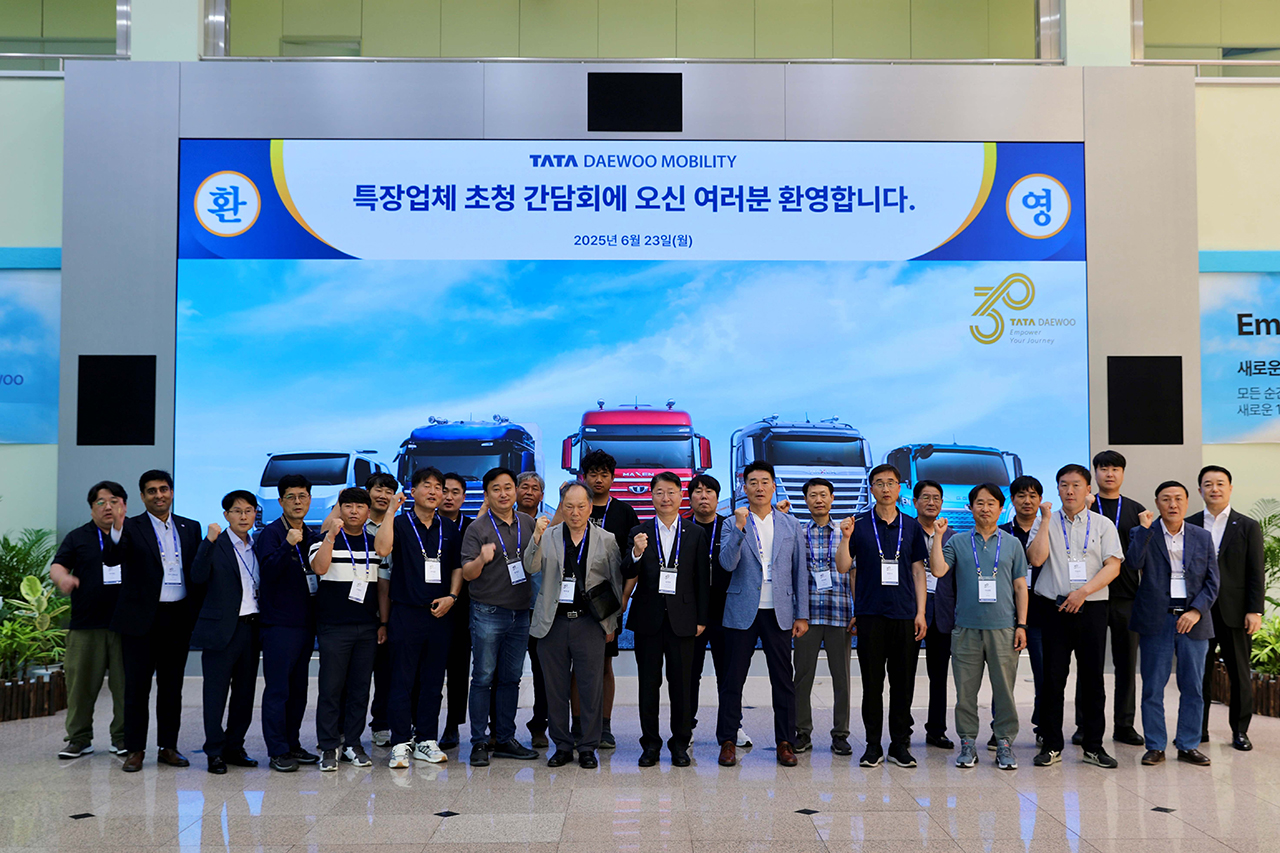 타타대우모빌리티 모빌리티 본사에서 개최한 '특장업체 초청 간담회'에서 참석자들이 기념촬영을 하는 모습.
