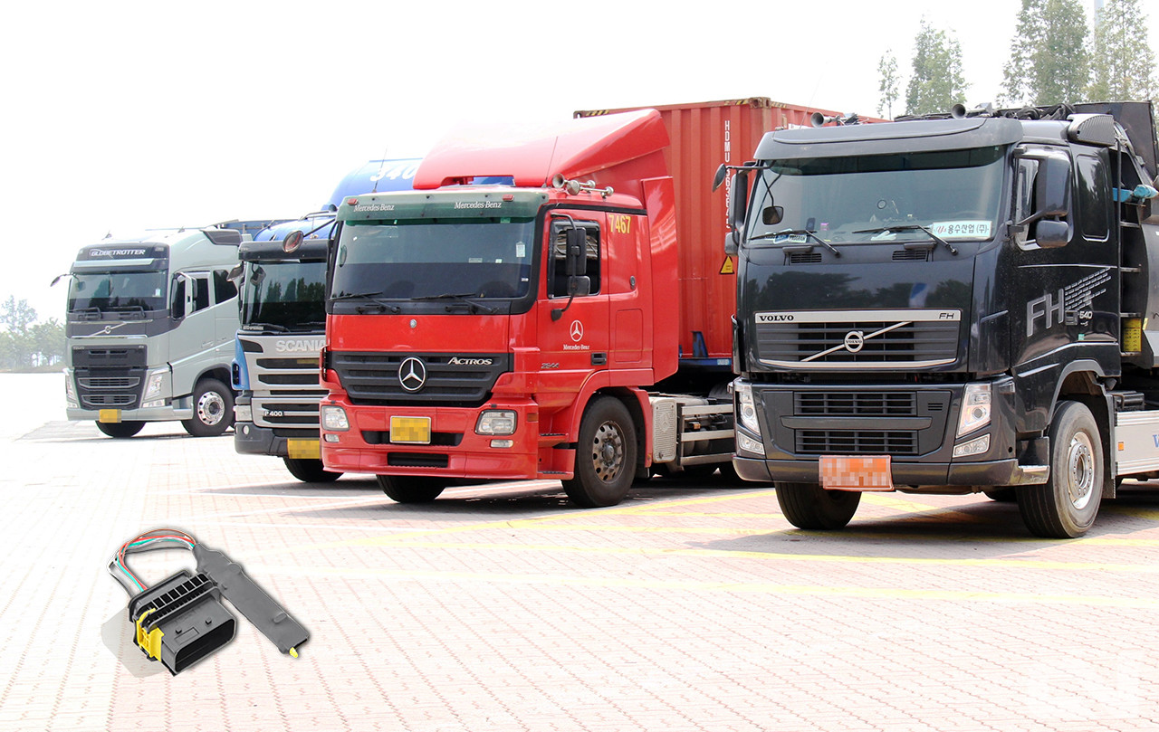 온라인 쇼핑몰에서 고작 2만원 정도에 판매되고 있는 요소수 에뮬레이터(좌측)가 직구(直購) 형태로 급속히 유통되면서, 화물차 시장을 일대 혼란에 빠뜨리고 있다.