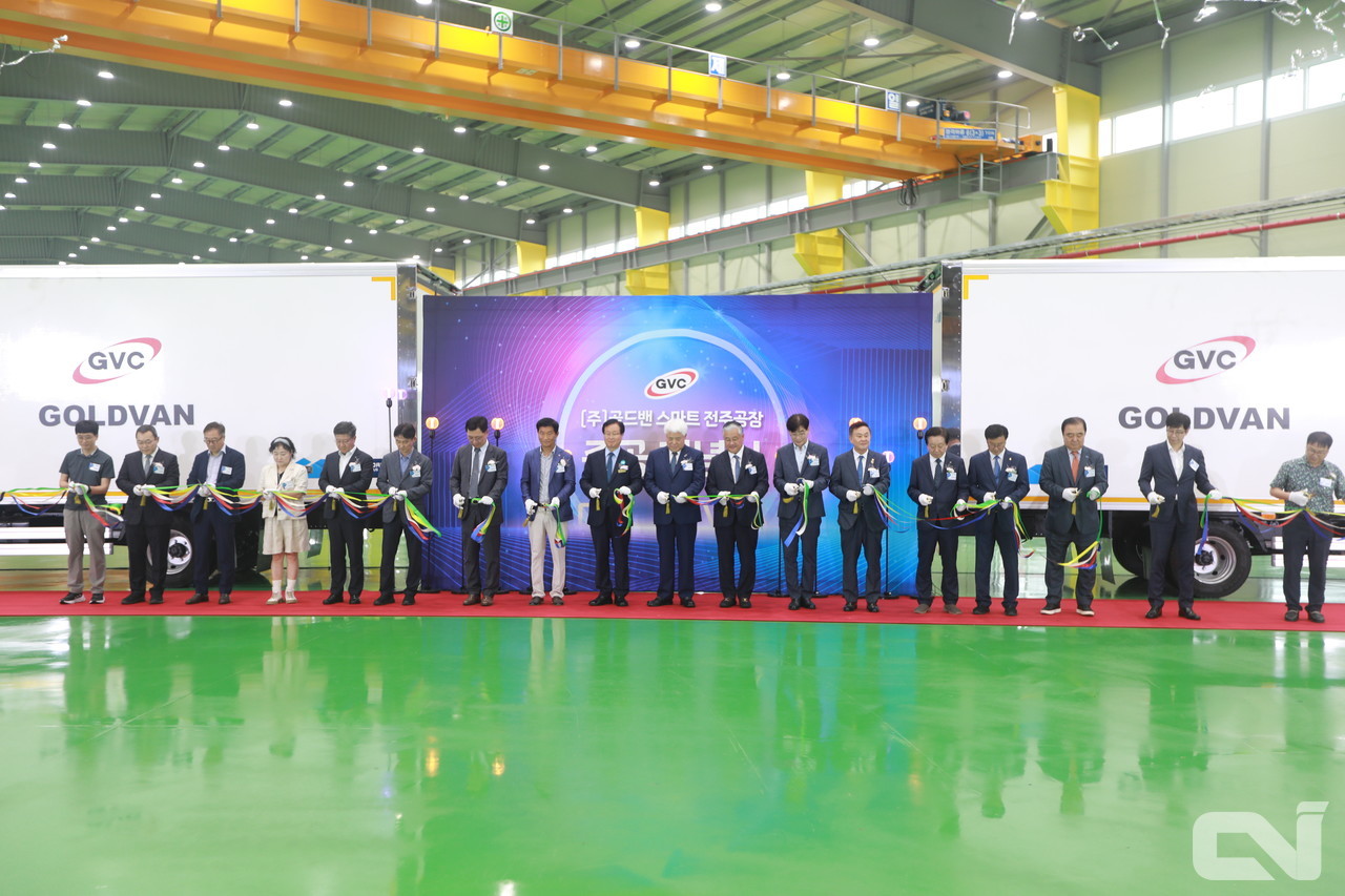 업계 주요 관계자가 참여한 가운데, 골드밴 전주 신공장 준공을 기념하는 '테이프 커팅식'이 진행되는 모습.