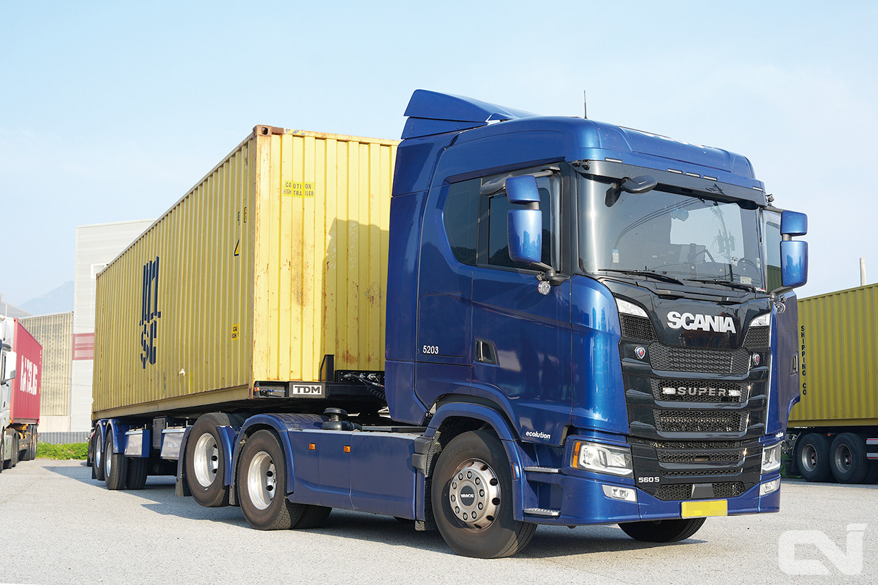 젊은 트럭커 김민우 사장이 운용중인 스카니아 560S 트랙터의 모습.