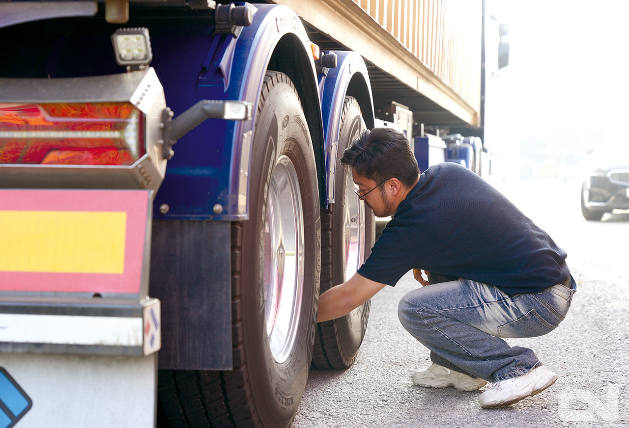 안전 운전을 위해 운행 전 타이어 점검을 필수로 하는 김민우 사장.