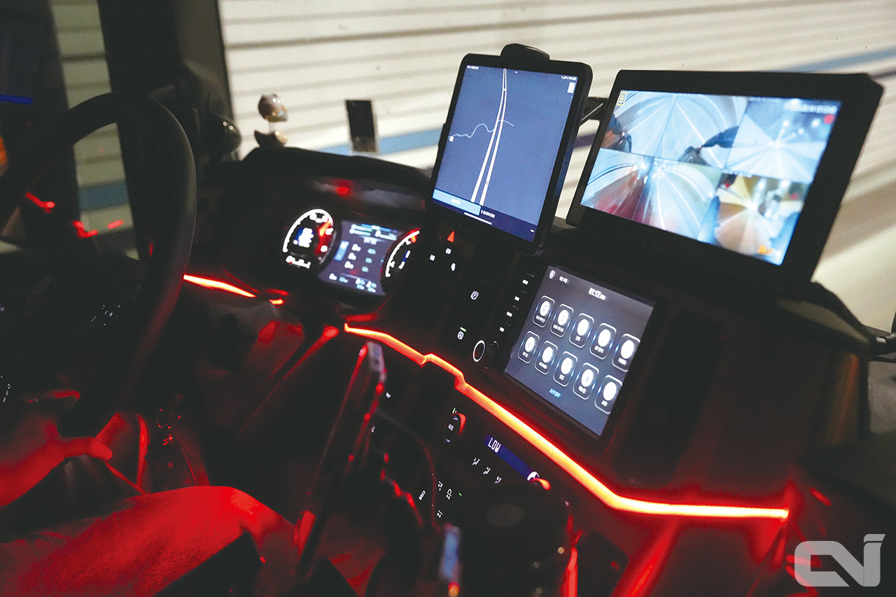 김민우 사장이 손수 설치한 실내 엠비언트 라이트.