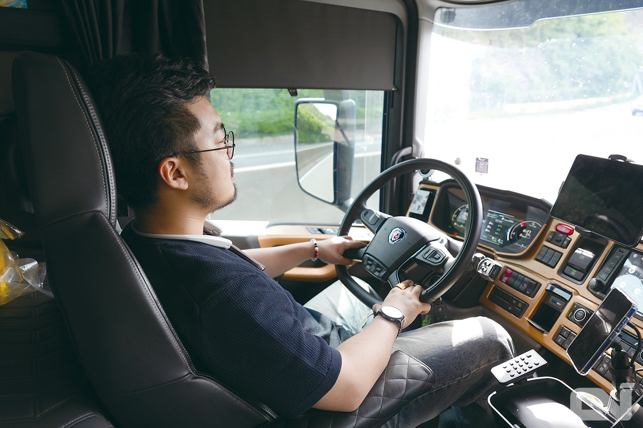 일주일에 5~6일간 매일 300km를 운행하는 강행군에도 김민우 사장은 아직 젊어서 괜찮다고 웃어보였다.