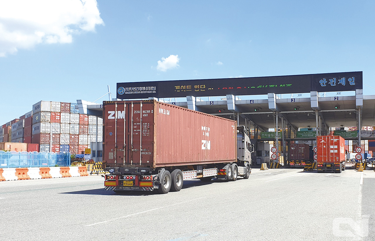 지난해 컨테이너 운송 트레일러는 1,605대가 판매되어 전년도 대비 소폭 증가했다.