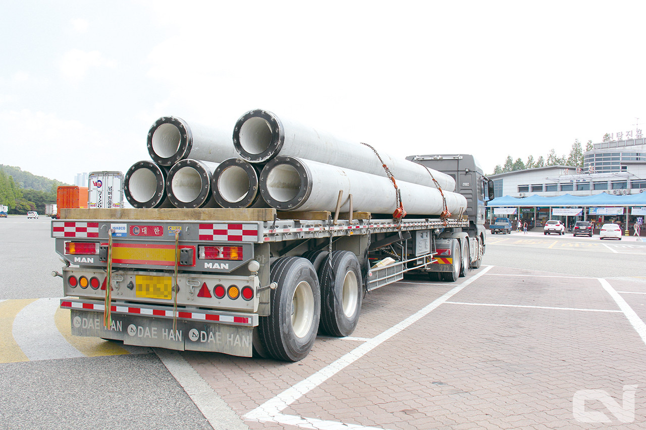 다양한 중량물 운송이 가능한 평판 트레일러의 작년 판매량은 전년도 대비 32.2% 증가했다.