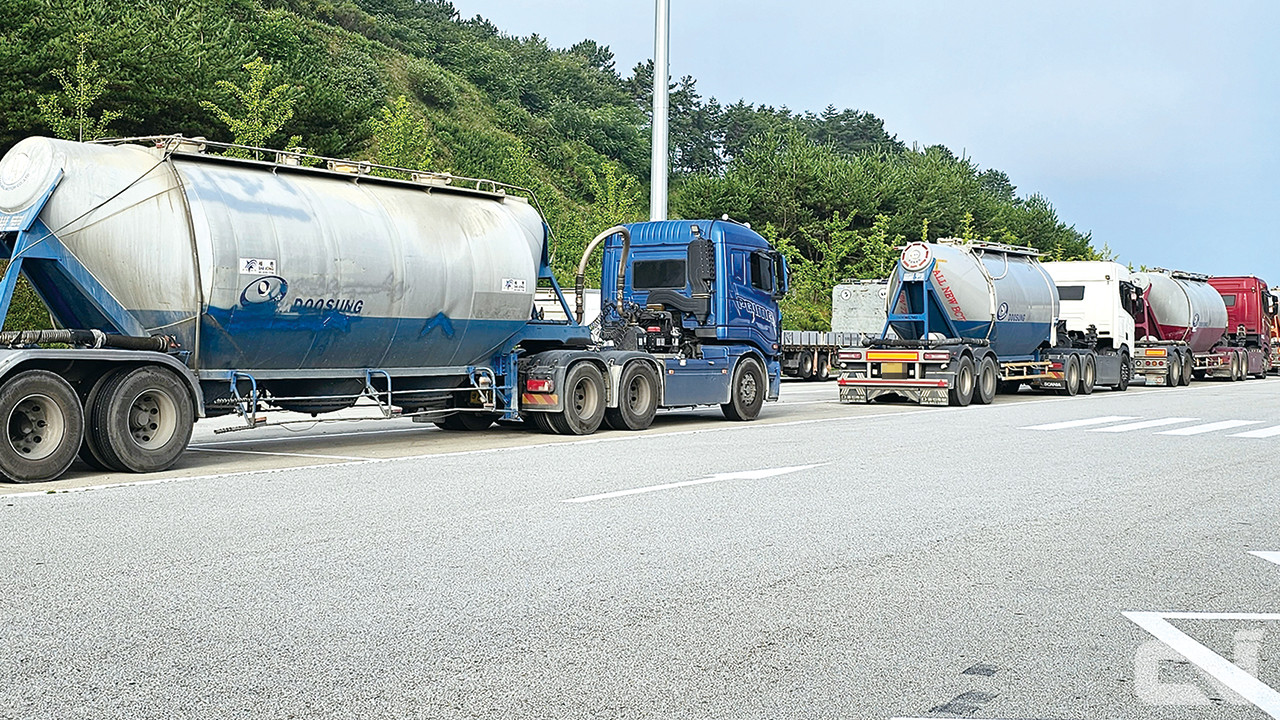 벌크시멘트 트레일러는 건설 경기 침체의 여파를 피하지 못하고 판매량이 크게 줄었다.