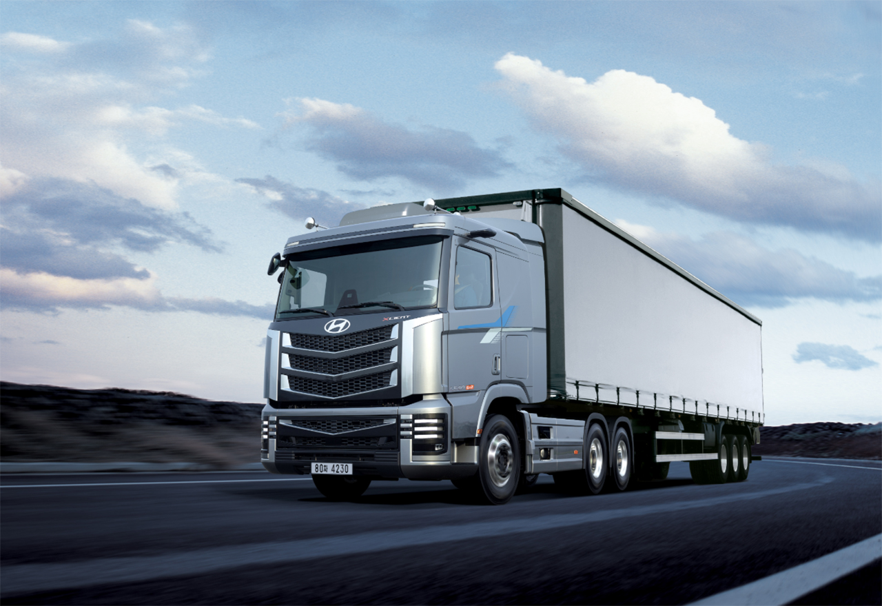 ‘더 뉴 엑시언트(The New XCIENT’ 트랙터 및 트레일러의 모습.