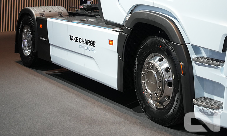 미쉐린 'X 멀티 에너지' 타이어가 장착된 대형트럭의 모습.