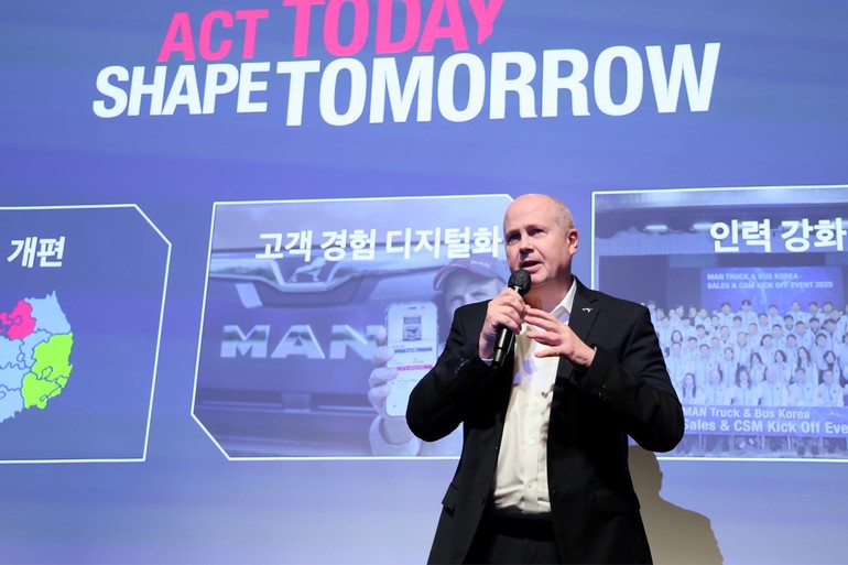 피터 안데르손 만트럭버스코리아 사장은 이번 세일즈 컨퍼런스를 통해 "객과 가장 가까운 현장에서 활약하는 영업 직원의 역량 강화를 통해 고객 라이프사이클 전반의 가치를 향상하는 데 노력하겠다."라고 말했다.