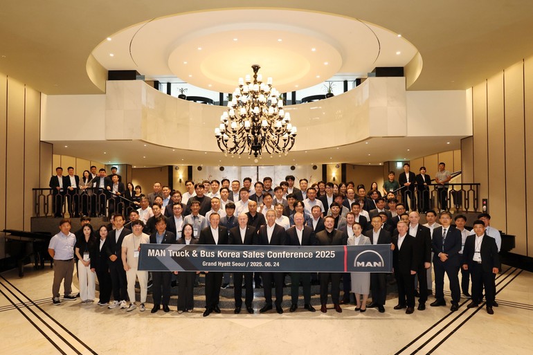 지난달 24일 만트럭버스코리아(이하 만트럭)가 전국 영업 지점을 대상으로 세일즈 역량 강화 및 하반기 판매 확대를 위한 ‘세일즈 컨퍼런스 코리아 2025’를 개최했다.