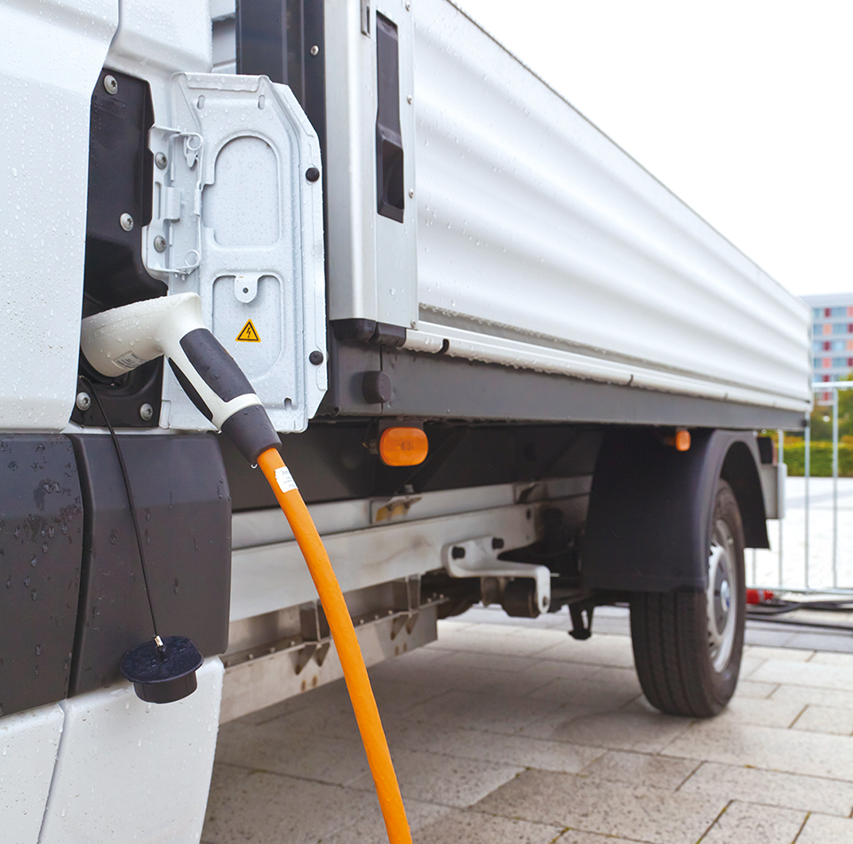 배터리를 충전 중인 전기상용차의 모습. 