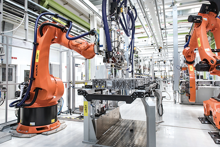 대형 전기트럭의 배터리 생산라인 모습. 