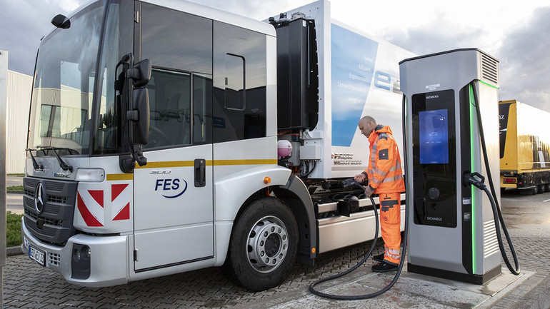 메르세데스-벤츠트럭의 전기트럭 e에코닉이 충전을 진행하는 모습.