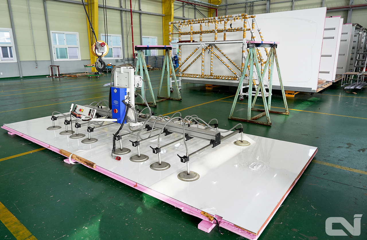 자동화 시스템을 접목하여 특장 품질 안정화와 납기 단축이라는 두 가지 효과를 동시에 달성했다.