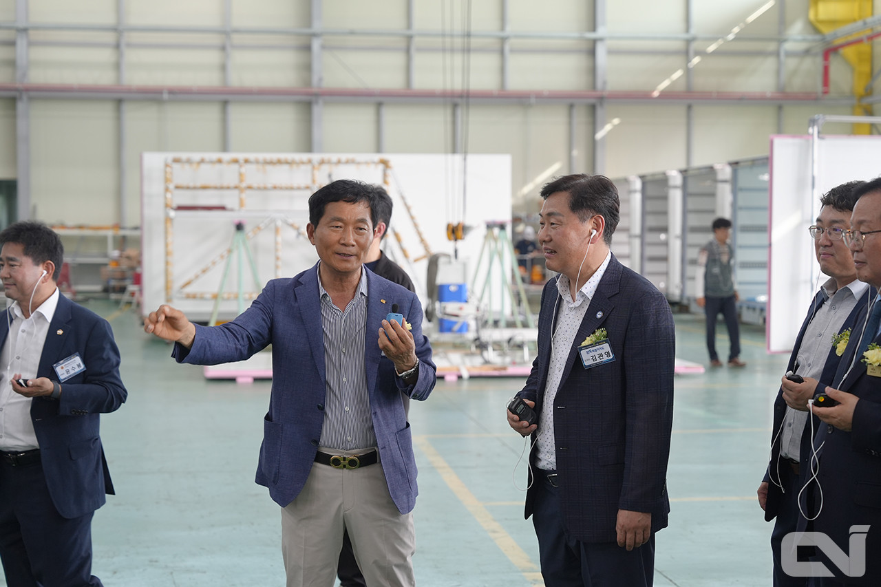 김수덕 골드밴 대표(왼쪽)과 김관영 전북자치도지사(우측) 가 작업 현장을 둘러보는 모습.