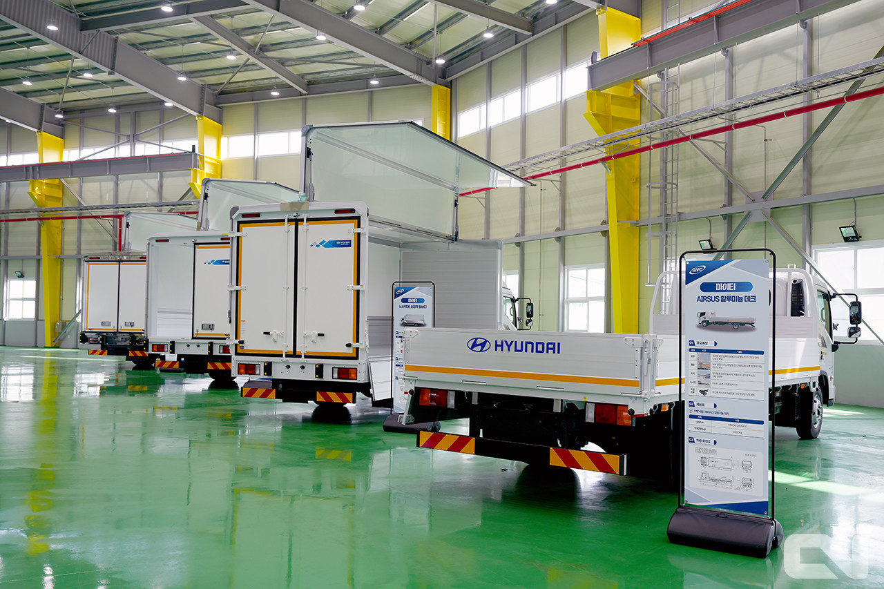 골드밴의 주력 생산 제품인 탑차 및 알루미늄 카고, 윙바디 차량들이 전시된 모습.