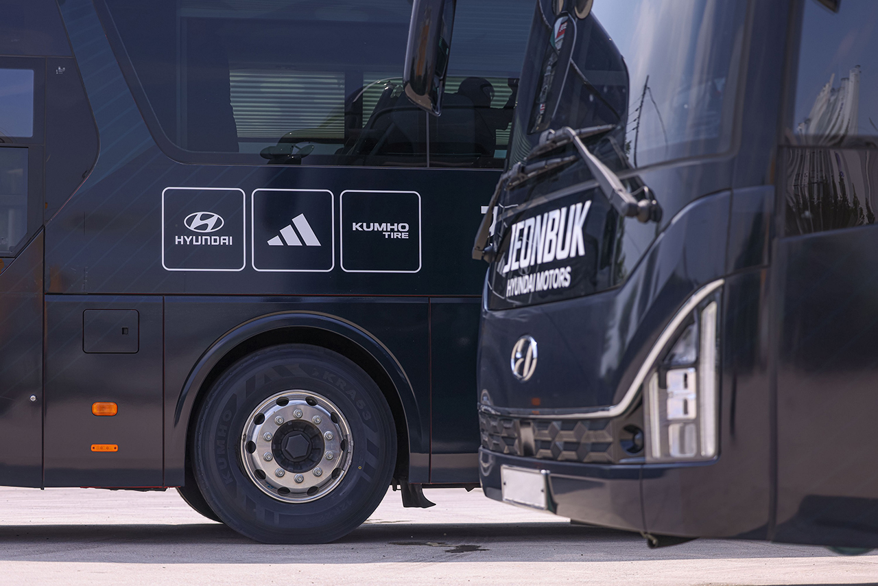금호타이어의 '지능형 타이어 정보 관리 솔루션'이 장착된 전북현대모터스 선수단의 버스