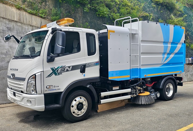 17일 타타대우모빌리티(사장 김태성)는 최대 4㎥부피의 쓰레기를 담을수 있는 친환경 전기 노면청소차를 출시했다고 밝혔다.