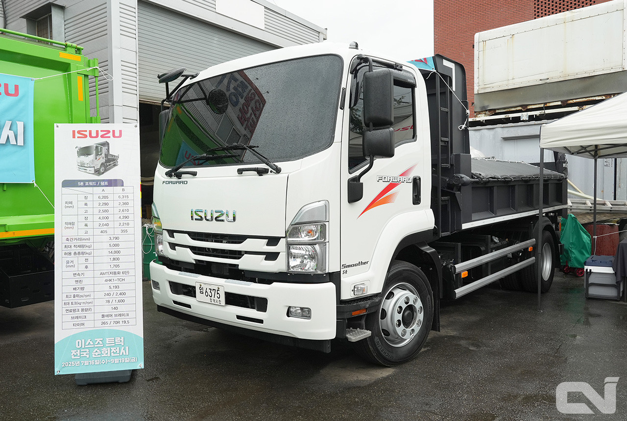 이스즈의 5톤 포워드를 기반으로 한 덤프트럭은 국내 5톤 중형급 덤프트럭 중 유일하게 자동화 미션을 탑재한 것이 가장 큰 특징이다.