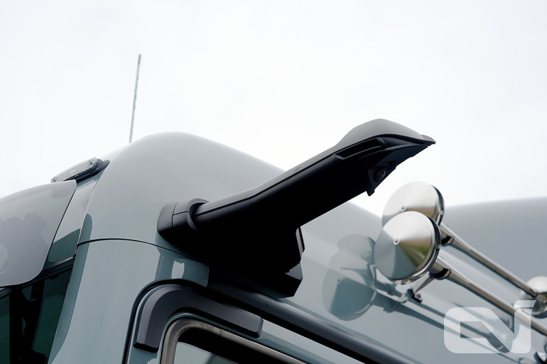 전자식 사이드미러 ‘옵티뷰(Optiview)’의 모습.