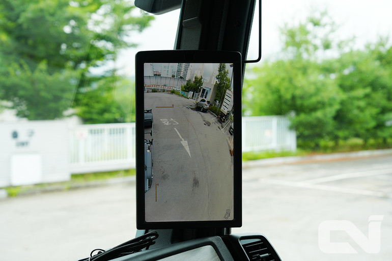 운전자와 모니터 간 거리 차이를 보완하기 위해  만트럭은 운전석에는 12인치, 조수석에는 15인치 전자식 사이드미러 모니터를 장착했다.