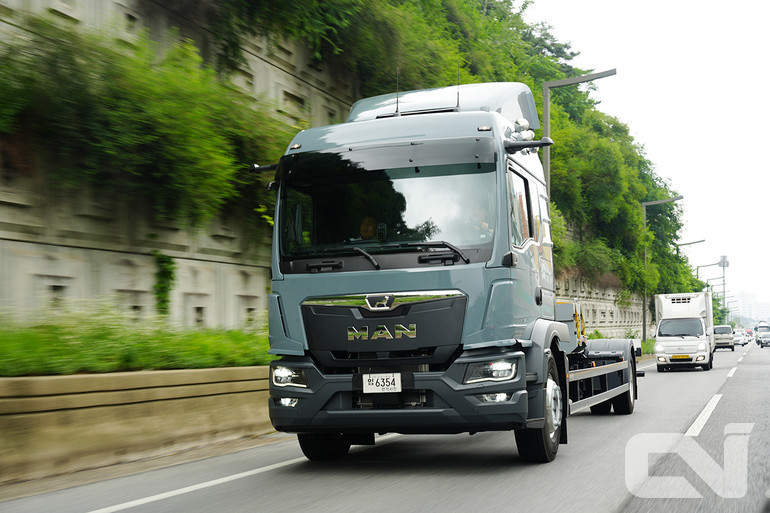 유로6E에 준하는 'D08' 엔진 장착되며 묵직한 차체에도 불구하고 가볍게 앞으로 나아갔다. 